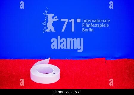 Berlin, Allemagne. 07e juin 2021. Un rouleau de ruban de tapis se trouve sur le tapis rouge de la Berlinale, sur l'île des musées. L'offre spéciale d'été de la Berlinale sera ouverte par cérémonie sur l'île Museum le 9 juin 2021. Le 13 juin 2021 aura lieu la cérémonie de remise des prix déjà décidée par les jurys officiels en mars 2021. Credit: Christoph Soeder/dpa Pool/dpa/Alay Live News Banque D'Images