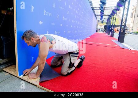 Berlin, Allemagne. 07e juin 2021. Un technicien pose le tapis rouge de la Berlinale sur l'île des musées. L'offre spéciale d'été de la Berlinale sera ouverte par cérémonie sur l'île Museum le 9 juin 2021. La cérémonie de remise des prix déjà décidée par les jurys officiels en mars 2021 aura lieu le 13 juin 2021. Credit: Christoph Soeder/dpa Pool/dpa/Alay Live News Banque D'Images