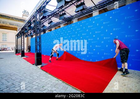 Berlin, Allemagne. 07e juin 2021. Les techniciens de l'événement posent le tapis rouge de la Berlinale sur l'île des musées. L'offre spéciale d'été de la Berlinale sera ouverte par cérémonie sur l'île Museum le 9 juin 2021. La cérémonie de remise des prix déjà décidée par les jurys officiels en mars 2021 aura lieu le 13 juin 2021. Credit: Christoph Soeder/dpa Pool/dpa/Alay Live News Banque D'Images