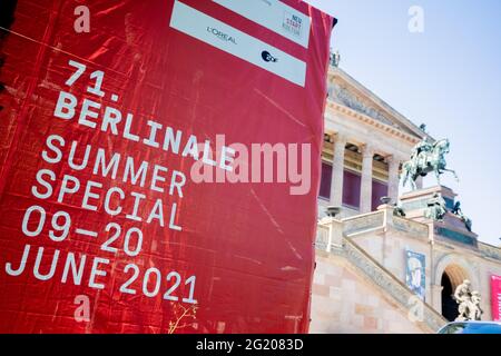 Berlin, Allemagne. 07e juin 2021. '71e Berlinale Summer Special' est écrit au dos d'un grand écran sur l'île Museum, en face de l'Alte Nationalgalerie. L'offre spéciale d'été de la Berlinale sera ouverte par cérémonie sur l'île Museum le 9 juin 2021. Le 13 juin 2021, la cérémonie de remise des prix déjà décidée par les jurys officiels en mars 2021 aura lieu. Credit: Christoph Soeder/dpa Pool/dpa/Alay Live News Banque D'Images