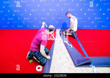 Berlin, Allemagne. 07e juin 2021. Les techniciens de l'événement posent le tapis rouge de la Berlinale sur l'île des musées. L'offre spéciale d'été de la Berlinale sera ouverte par cérémonie sur l'île Museum le 9 juin 2021. La cérémonie de remise des prix déjà décidée par les jurys officiels en mars 2021 aura lieu le 13 juin 2021. Credit: Christoph Soeder/dpa Pool/dpa/Alay Live News Banque D'Images