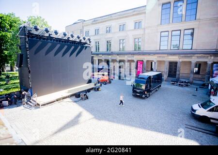 Berlin, Allemagne. 07e juin 2021. Un grand écran pour la Berlinale est situé sur l'île des musées entre le nouveau musée et l'ancienne galerie nationale (pas sur la photo). L'offre spéciale d'été de la Berlinale sera ouverte par cérémonie sur l'île Museum le 9 juin 2021. Le 13 juin 2021, la cérémonie de remise des prix aura lieu pour les prix déjà décidés par les jurys officiels en mars 2021. Credit: Christoph Soeder/dpa Pool/dpa/Alay Live News Banque D'Images