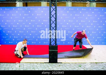 Berlin, Allemagne. 07e juin 2021. Les techniciens de l'événement posent le tapis rouge de la Berlinale sur l'île des musées. L'offre spéciale d'été de la Berlinale sera ouverte par cérémonie sur l'île Museum le 9 juin 2021. La cérémonie de remise des prix déjà décidée par les jurys officiels en mars 2021 aura lieu le 13 juin 2021. Credit: Christoph Soeder/dpa Pool/dpa/Alay Live News Banque D'Images