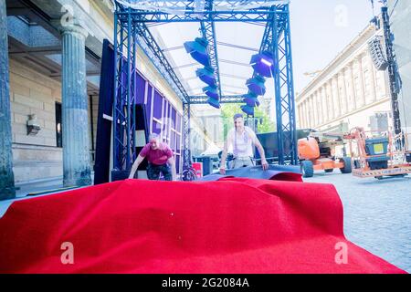 Berlin, Allemagne. 07e juin 2021. Les techniciens de l'événement posent le tapis rouge de la Berlinale sur l'île des musées. L'offre spéciale d'été de la Berlinale sera ouverte par cérémonie sur l'île Museum le 9 juin 2021. La cérémonie de remise des prix déjà décidée par les jurys officiels en mars 2021 aura lieu le 13 juin 2021. Credit: Christoph Soeder/dpa Pool/dpa/Alay Live News Banque D'Images