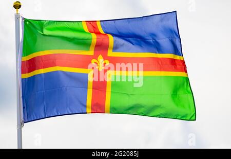 Le drapeau du comté de Lincolnshire, volant contre un ciel blanc. Banque D'Images