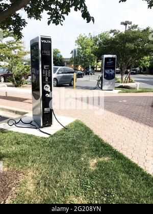 Station de charge de voiture électrique gratuite dans le parking d'un Giant Food Store à Rockville, Maryland, le lundi 7 juin 2021. Le concept, développé par Volta Charging, LLC, est de développer un réseau de postes de charge soutenus par des annonceurs dans les parcs de stationnement de détaillants importants pour fournir jusqu'à deux heures de charge pour les voitures qui incluent le Tesla, le Chevy Bolt EV et le Hyundai Kona Electric. Photo de Ron Sachs/CNP/ABACAPRESS.COM Banque D'Images