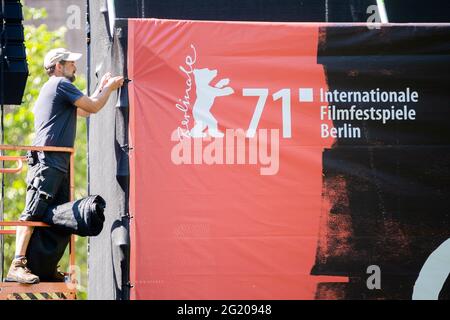 Berlin, Allemagne. 07e juin 2021. Un technicien de l'événement attache une bâche avec les mots '71st Berlin International film Festival' à l'arrière d'un grand écran sur l'île des musées. L'offre spéciale d'été de la Berlinale sera ouverte par cérémonie sur l'île Museum le 9 juin 2021. Le 13 juin 2021, la cérémonie de remise des prix déjà décidée par les jurys officiels en mars 2021 aura lieu. Credit: Christoph Soeder/dpa Pool/dpa/Alay Live News Banque D'Images