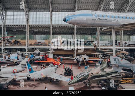 Bruxelles, Belgique - 17 août 2019 : anciens avions militaires et civils à l'intérieur de la salle d'aviation du Musée royal des forces armées et de l'Histoire militaire Banque D'Images