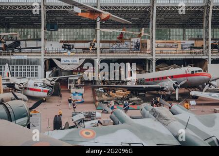 Bruxelles, Belgique - 17 août 2019 : de nombreux avions militaires et civils se trouvent dans la salle d'aviation du Musée royal des forces armées et de l'Histoire militaire Banque D'Images