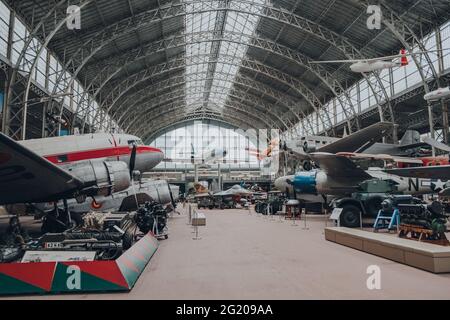 Bruxelles, Belgique - 17 août 2019 : variété d'anciens avions militaires et civils dans la salle d'aviation du Musée royal des Forces armées et de Mili Banque D'Images