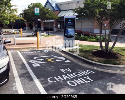 Rockville, États-Unis d'Amérique. 07e juin 2021. Station de charge de voiture électrique gratuite dans le parking d'un Giant Food Store à Rockville, Maryland, le lundi 7 juin 2021. Le concept, développé par Volta Charging, LLC, est de développer un réseau de postes de charge soutenus par des annonceurs dans les parcs de stationnement de grands détaillants pour fournir jusqu'à deux heures de charge pour les voitures qui incluent le Tesla, le Chevy Bolt EV et le Hyundai Kona Electric.Credit: Ron Sachs/CNP/Sipa USA Credit: SIPA USA/Alamy Live News Banque D'Images