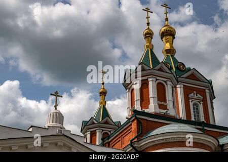 Cathédrale en croix du Kremlin de Kolomna de briques rouges et de dômes et croix dorés. Église orthodoxe russe Banque D'Images