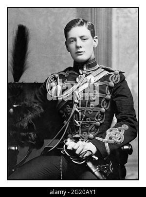 WINSTON CHURCHILL 1890 2e lieutenant Winston Churchill du 4e Queen's Own Hussars en 1895. Portrait formel en uniforme Banque D'Images