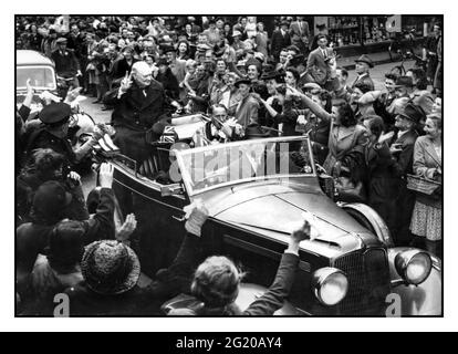 Winston Churchill donne le signe de la victoire alors que sa voiture roule lentement à travers les foules de acclamations dans Queen Street après la cérémonie de la liberté à l'hôtel de ville de Cardiff. 16 juillet 1948. Banque D'Images