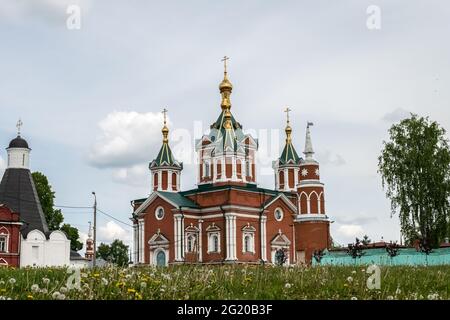 Cathédrale en croix du Kremlin de Kolomna de briques rouges avec des dômes dorés et des croix. Église orthodoxe russe Banque D'Images