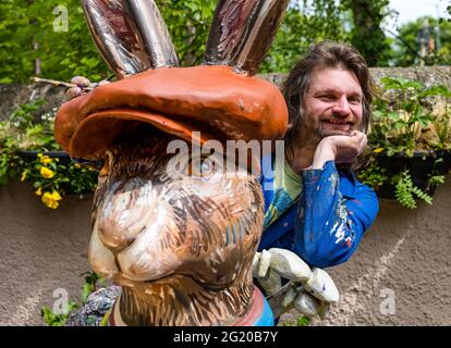 L'artiste Chris Rutterford peint une sculpture humoristique de lièvre en fibre de verre géant dans son studio de plein air pour un parcours artistique caritatif, en Écosse, au Royaume-Uni Banque D'Images