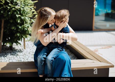 Maman apaise et épouse son fils de 3 ans. Concept d'éducation des enfants Banque D'Images