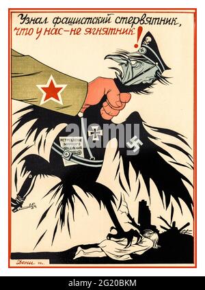 Caricature russe Hitler Propaganda Poster WW2 “le Vulture fasciste a découvert que nous ne sommes pas moutons” Adolf Hitler swastikas caricature caricature comme un Vulture aigle allemand & main russe pressant le cou de Hitler. Lithographie couleur, 1944, signée et datée, publiée par Iskusstvo URSS Union soviétique Russie seconde Guerre mondiale Banque D'Images