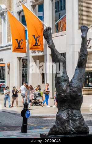 Londres, Royaume-Uni. 7 juin 2021. Les amateurs de shopping près de Louis Vuitton sont au soleil autour de l'Alien 2 de David Breuer-Weil au fond de New Bond Street - sculptures d'art publiques d'artistes contemporains dans le cadre du Mayfair Art Weekend's Sculpture Trail en juin. Crédit : Guy Bell/Alay Live News Banque D'Images