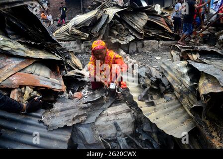 Les habitants des bidonvilles bangladais ont vu chercher leurs effets personnels après un incendie dévastateur qui a éclaté dans le bidonville de Mohakhali à Dhaka, au Bangladesh, le 7 juin 2021. Au moins 300 bidonvilles ont été éviscérés comme le feu dévastateur qui a éclaté dans le bidonville de Mohakhali à Dhaka. Banque D'Images