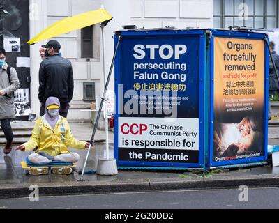 Une manifestation croisée de pratiquants de Falun Gong au Rally devant l'ambassade chinoise à Londres au Royaume-Uni, marquant le 32e anniversaire du massacre du 4 juin sur la place Tiananmen, en Chine. Avec des affiches lisant, cessez de persécuter Falun Gong et les organes enlevés avec force Banque D'Images