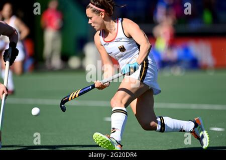 Amstelveen, pays-Bas. 06e juin 2021. Hockey, femmes: Championnat d'Europe, Angleterre - Allemagne, ronde préliminaire, groupe B, 2e jour de match. Charlotte Stapenhorst (Allemagne) en action. Credit: Frank Uijlenbroek/dpa/Alay Live News Banque D'Images