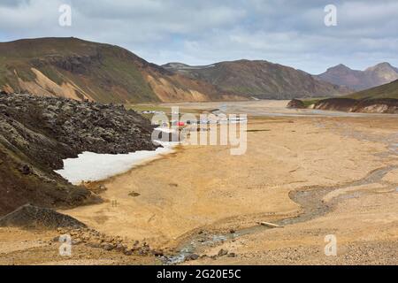 Camping dans la vallée de Landmannalaugar dans la réserve naturelle de Fjallabak, parc naturel près de Hekla / Hecla en été, Sudurland, Islande Banque D'Images