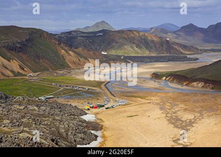 Camping dans la vallée de Landmannalaugar dans la réserve naturelle de Fjallabak, parc naturel près de Hekla / Hecla en été, Sudurland, Islande Banque D'Images