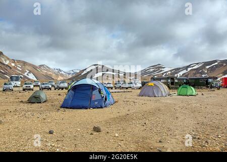 Tentes au camping dans la vallée de Landmannalaugar, Réserve naturelle de Fjallabak, parc naturel près de Hekla / Hecla en été, Sudurland, Islande Banque D'Images