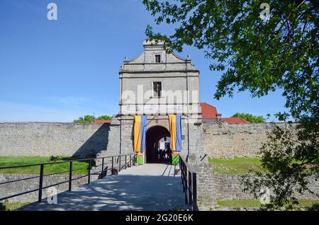 RÉGION DE TERNOPIL, UKRAINE - 27 MAI 2021 - entrée au château de Zbarazh, région de Ternopil, ouest de l'Ukraine Banque D'Images