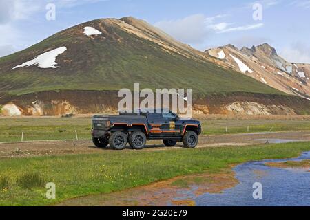 SUV de Hummer Centru Praha / Islande aventure 2020 dans la vallée de Landmannalaugar, Réserve naturelle de Fjallabak, en été, Sudurland, Islande Banque D'Images