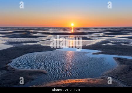 Coucher de soleil coloré sur la plage du parc national de la mer des Wadden, Frise du Nord, Schleswig-Holstein, Allemagne Banque D'Images