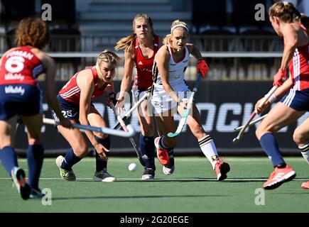 Amstelveen, pays-Bas. 06e juin 2021. Hockey, femmes: Championnat d'Europe, Angleterre - Allemagne, ronde préliminaire, groupe B, 2e jour de match. Kira Horn (Allemagne, r) et Lily Owsley (Angleterre, 2.f.l) en action. Credit: Frank Uijlenbroek/dpa/Alay Live News Banque D'Images