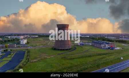 Ancienne cheminée d'usine de métal à Caen, Colombelles, Normandie, photo de drone au coucher du soleil, zone industrielle Banque D'Images