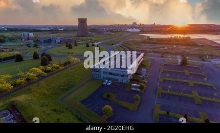 Ancienne cheminée d'usine de métal à Caen, Colombelles, Normandie, photo de drone au coucher du soleil, zone industrielle Banque D'Images