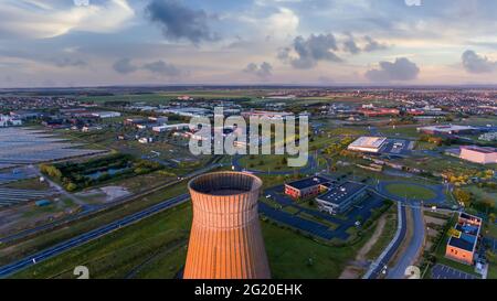 Ancienne cheminée d'usine de métal à Caen, Colombelles, Normandie, photo de drone au coucher du soleil, zone industrielle Banque D'Images