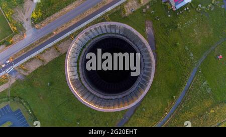 Ancienne cheminée d'usine de métal à Caen, Colombelles, Normandie, photo de drone au coucher du soleil, zone industrielle Banque D'Images