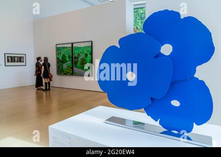 Londres, Royaume-Uni. 6 juin 2021. Donald Sultan, Blue Poppies, 2015, incisé avec les initiales de l'artiste, le titre, la date et le timbre-numéroté 11/25 sur le dessous, estimer £8,000 - 12,000 et d'autres œuvres - Sunny Weather et London Gallery Weekend fait sortir beaucoup de visiteurs - public regarde la collection des Editions de vente à Pillips, Londres. Crédit : Guy Bell/Alay Live News Banque D'Images