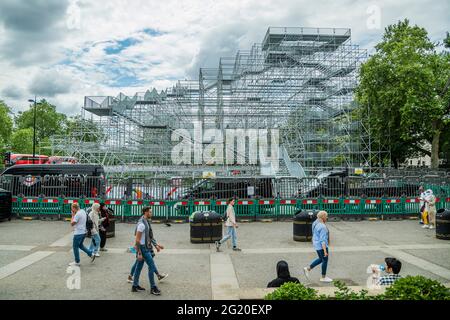 Londres, Royaume-Uni. 6 juin 2021. Le 'Marble Arch Hill' un monticule temporaire de 25m de haut à Marble Arch commence à prendre forme. Il s'inscrit dans le cadre d'une initiative de développement de 150 millions de livres par le Conseil de Westminster visant à injecter une nouvelle vie dans Oxford Street et Marble Arch, et à attirer les visiteurs et les touristes dans le West End. Conçu par la société d'architecture néerlandaise MVRDV, il est prévu de faire une tour au-dessus de son voisin conçu par John Nash à partir de juillet 2021. Il est construit sur une base d'échafaudage, avec des couches de terre et de contreplaqué formant le monticule. Dans son centre creux sera un espace d'expositions et d'expositions. Sa plate-forme de visualisation Banque D'Images