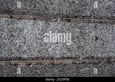 Blocs en bois-béton, matériaux de construction bon marché.Matériaux de construction de blocs d'arbolite - blocs légers faits de copeaux de bois maintenus ensemble par du ciment. Banque D'Images