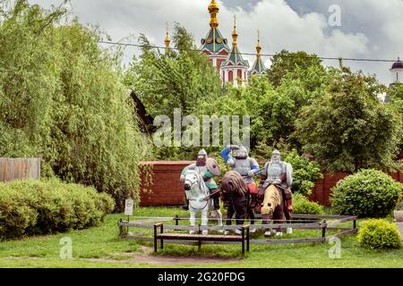 KOLOMNA, RUSSIE - 28 MAI 2021 : la cour du Kremlin de Kolomna. Lieu touristique monument de Tales trois héros à Kolomna, Fédération de Russie Banque D'Images