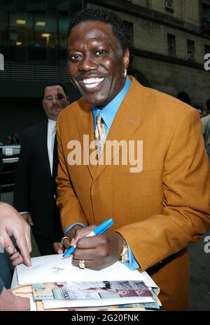 NEW YORK, NY – 15 MAI : Bernie Mac arrive au réseau Fox 2003-04 Upfront, qui s'est tenu à la gare Grand Central, le 15 mai 2003, à New York. Crédit : Joseph Marzullo/MediaPunch Banque D'Images