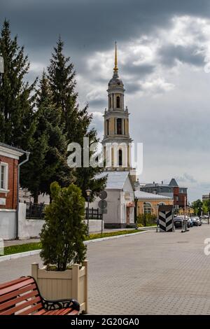 KOLOMNA, RUSSIE - 27 MAI 2021 : rue centrale principale de Kolomna Kremlin Lazhechnikova avec des plantes et des bancs pour les touristes à Kolomna, Fédération de Russie Banque D'Images