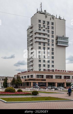 KOLOMNA, RUSSIE - MAI 27, 2021: Ancienne architecture soviétique. Arrière-plan des fenêtres du bâtiment et des systèmes fractionnés. Hôtel soviétique à Kolomna, Russie Banque D'Images