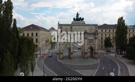 Porte de la victoire à Munich, rue Ludwig - vue aérienne - MUNICH, ALLEMAGNE - 03 JUIN 2021 Banque D'Images