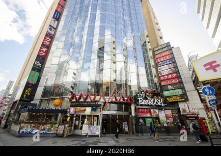 OSAKA, JAPON - 10 décembre 2019 : Osaka, Japon - 03 décembre 2019 : magasins et restaurants dans le quartier des divertissements de Sennichimae, Osaka. Banque D'Images