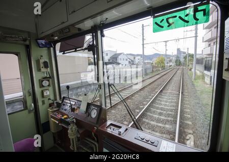 KYOTO, JAPON - 18 décembre 2019 : Kyoto, Japon - 26 novembre 2019 : vue de l'intérieur du tramway de style rétro de la ligne Randen Kitano à Kyoto. Fonctionne par Keif privé Banque D'Images