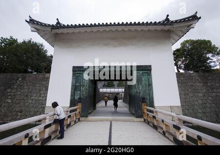 KYOTO, JAPON - 13 décembre 2019 : Kyoto, Japon - 25 novembre 2019 : ancienne porte du château à l'intérieur du château de Nijo à Kyoto, Japon. Un château plat est désigné par l'ONU Banque D'Images