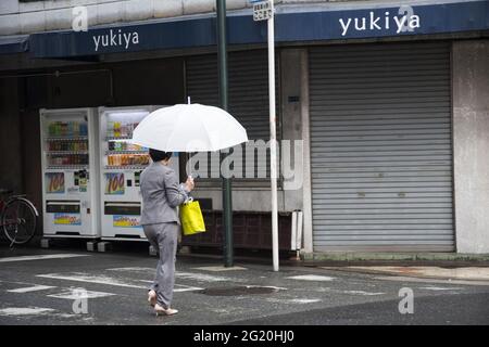 OSAKA, JAPON - 06 décembre 2019 : Osaka, Japon - 02 décembre 2019 : femmes avec parapluie dans la rue pendant les jours de pluie Banque D'Images