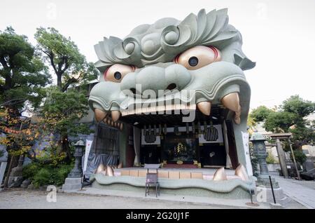 OSAKA, JAPON - 10 décembre 2019 : Osaka, Japon - 03 décembre 2019 : Temple Namba Yasaka avec salle en forme de lion EMA-Den à Osaka, Japon Banque D'Images